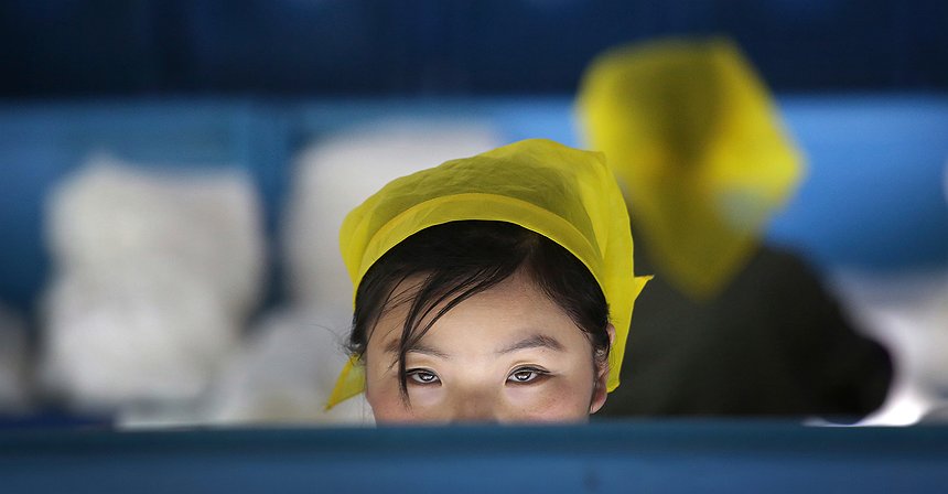 من يتاجر مع كوريا الشمالية وبماذا