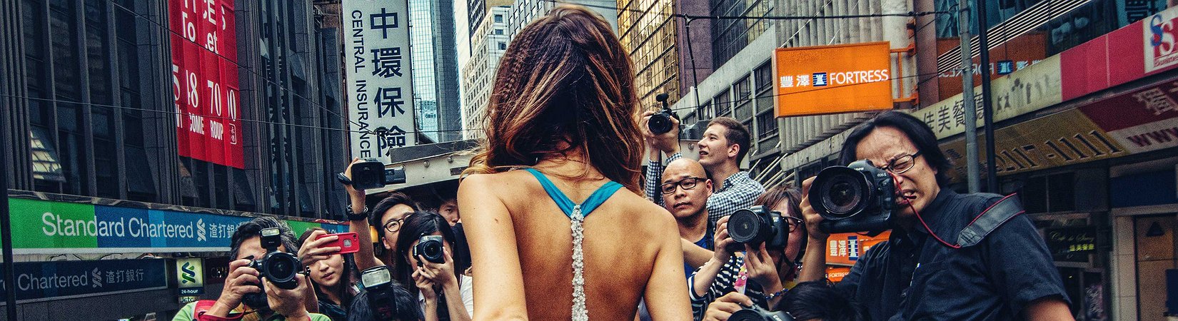 O homem que fotografa a namorada pelo mundo foi à Índia