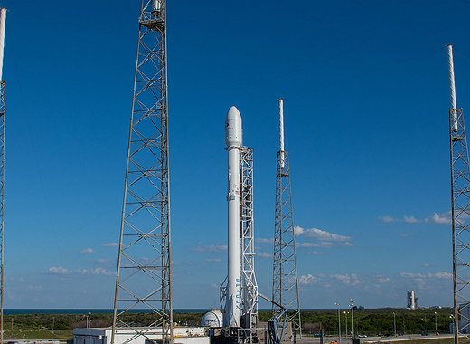 SpaceX vuelve a aterrizar con éxito su cohete Falcon 9 en una plataforma flotante