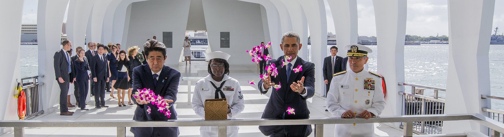 Barack Obama y Shinzo Abe se reúnen en Pearl Harbor