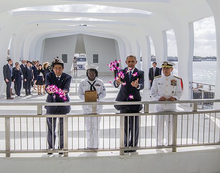 Barack Obama y Shinzo Abe se reúnen en Pearl Harbor
