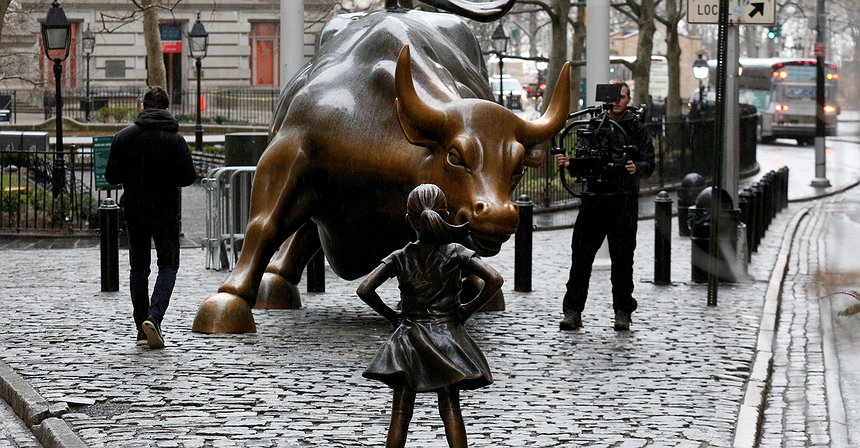 La statua della bambina che sfida il toro di Wall Street