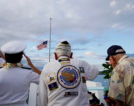 Shinzo Abe visita Pearl Harbor com Barack Obama