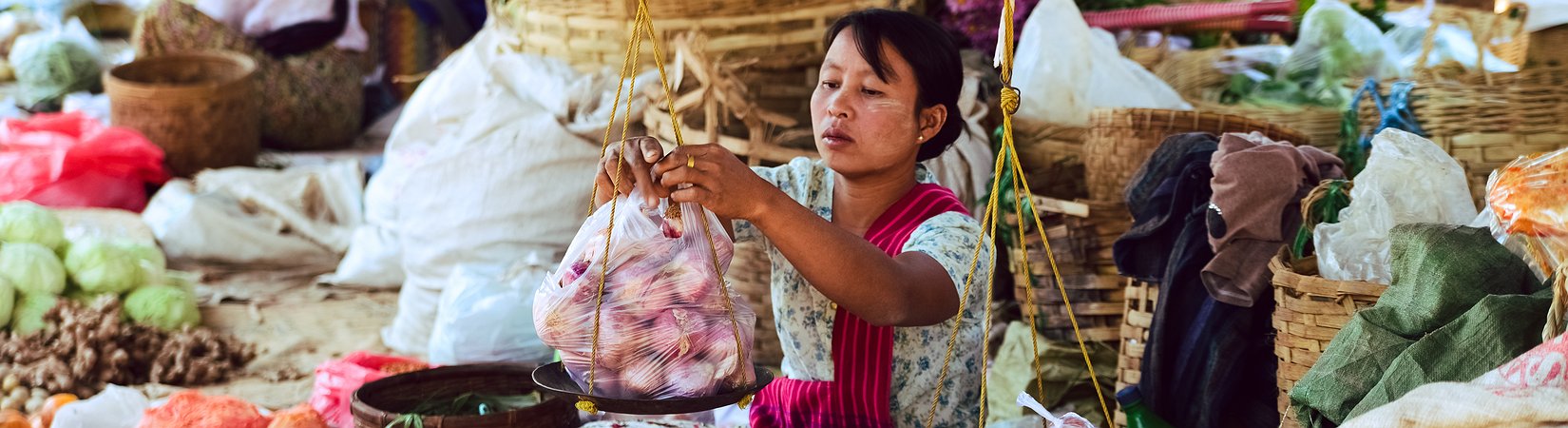 التجارة العالمية تتقلص