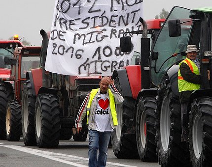 Londra costruirà un muro sull'autostrada di Calais per fermare i migranti