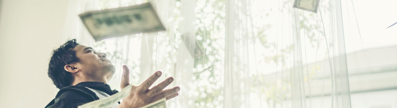 Un millonario provoca una lluvia de dinero en Hong Kong para llamar la atención sobre el bitcoin