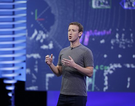 Zuckerberg incontra il Papa e Renzi e annuncia un aiuto alla Croce Rossa da 500mila euro