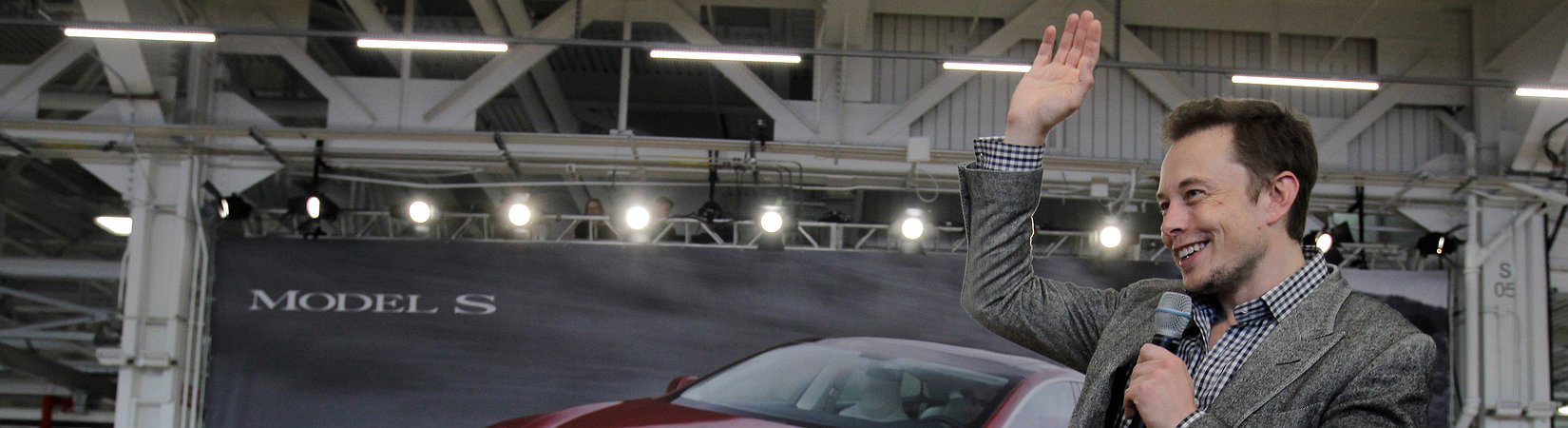 Las acciones de Tesla se desploman casi un 18%