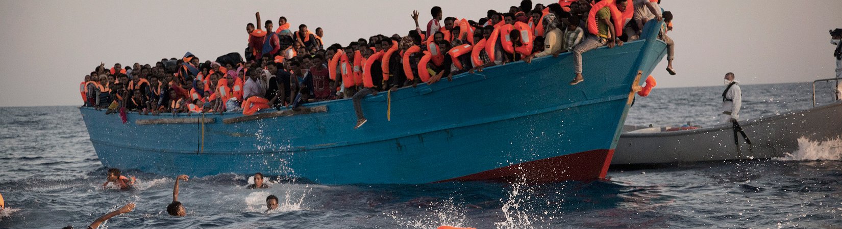 Los equipos de rescate salvan a miles de inmigrantes en el Mediterráneo
