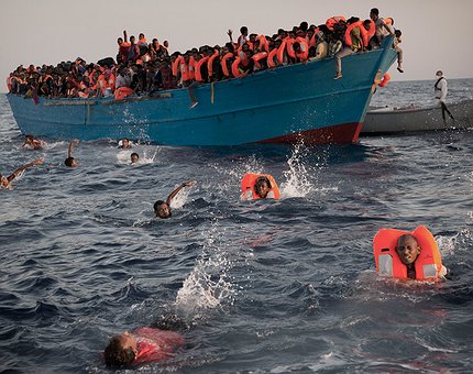 Los equipos de rescate salvan a miles de inmigrantes en el Mediterráneo