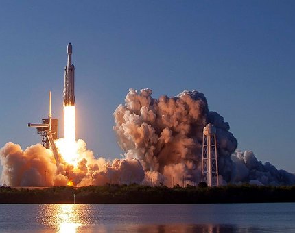 SpaceX realiza el primer lanzamiento comercial del Falcon Heavy