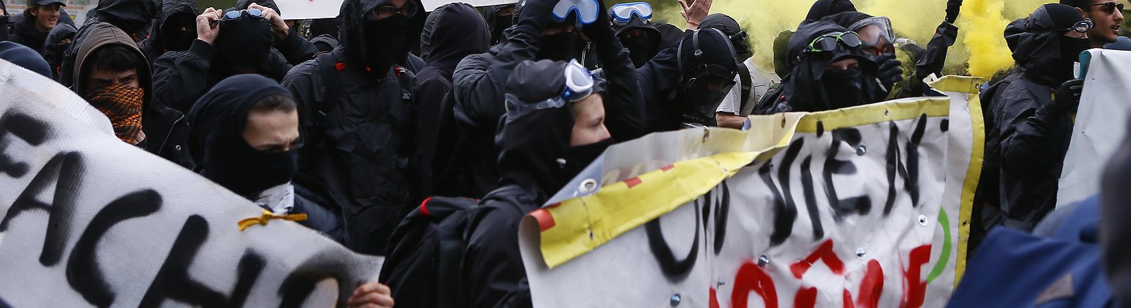 Scontri e aggressioni al comizio di Marine Le Pen