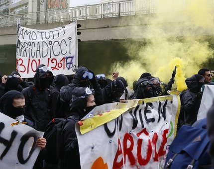 Scontri e aggressioni al comizio di Marine Le Pen