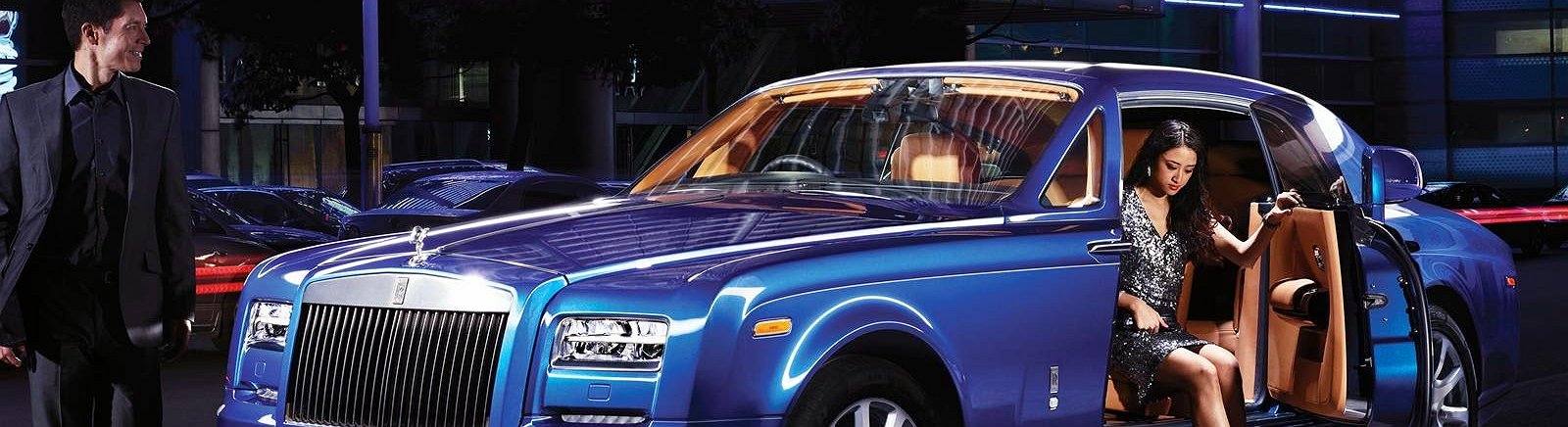 رولز رويس بلون أحمر الشفاه