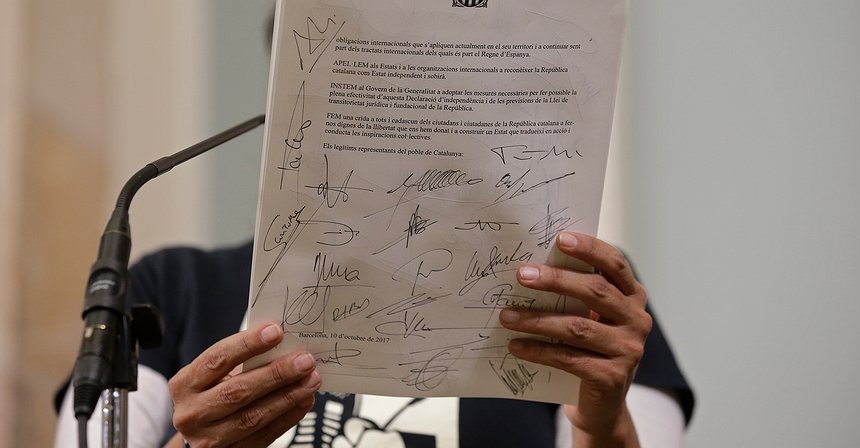 Catalogna, Puigdemont dichiara l’indipendenza però la sospende