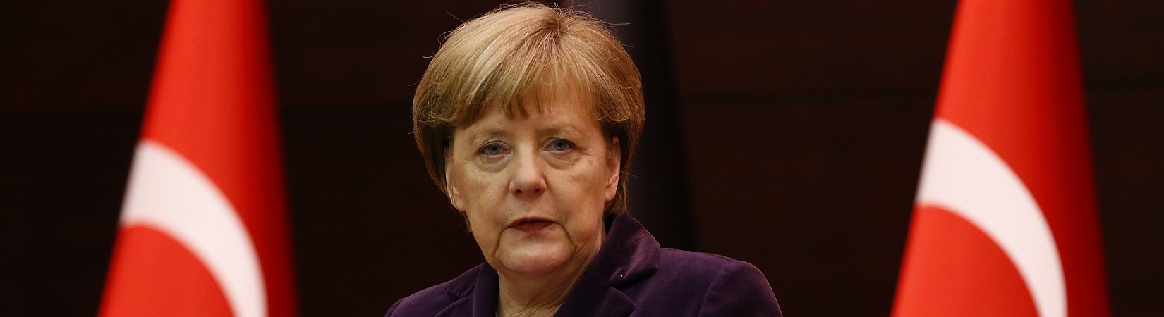 Merkel en medio del fuego cruzado