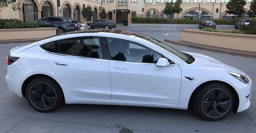 صور حية مسربة لـTesla Model 3 