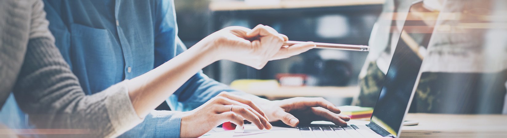 Apple e Alibaba relatam ganhos trimestrais