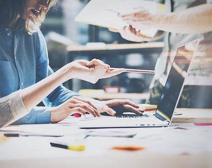 Apple e Alibaba relatam ganhos trimestrais