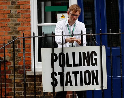 La Gran Bretagna va al voto