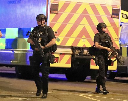 Manchester: ataque bombista matou pelo menos 22 pessoas