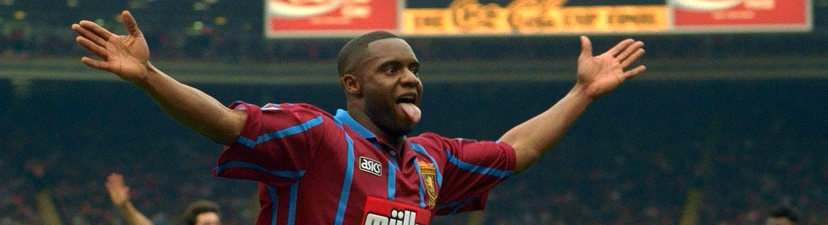 Ex calciatore dell'Aston Villa muore dopo essere stato colpito dal taser della polizia