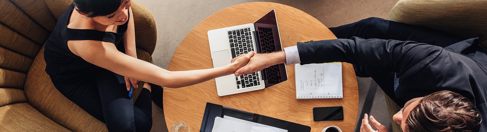 اليدين على الطاولة.. كيف يمكن أن تضر لغة الجسد بعملك