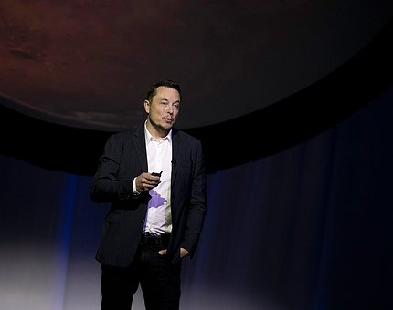 Tesla lanzará su camioneta en octubre