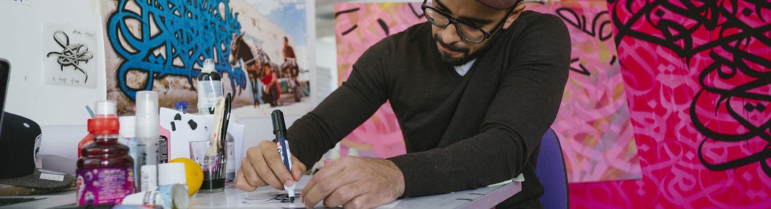  كتابات الجدران الساحرة باللغة العربية