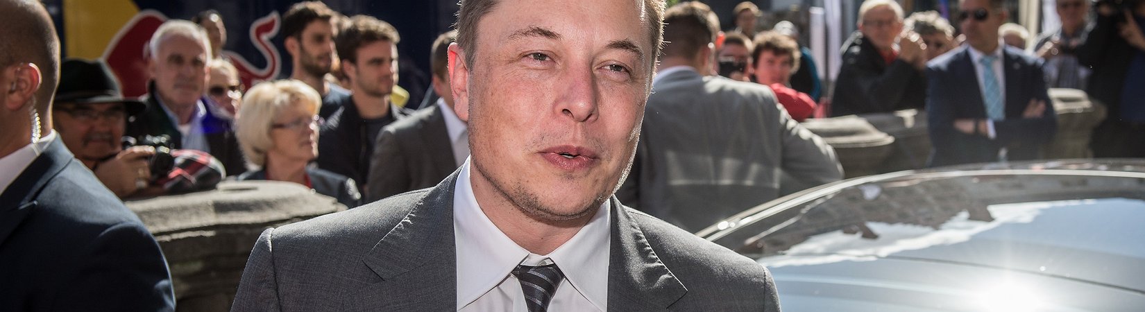 Elon Musk se llama a sí mismo tecno-rey de Tesla en unos documentos presentados ante la SEC