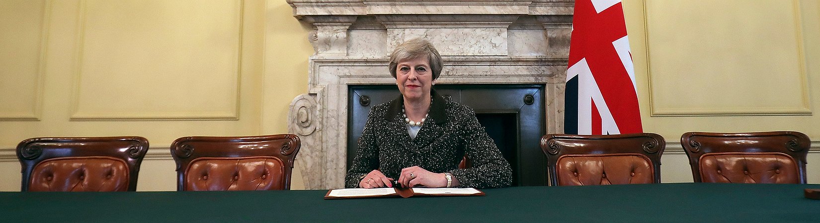 Theresa May assinou carta para dar início ao Brexit