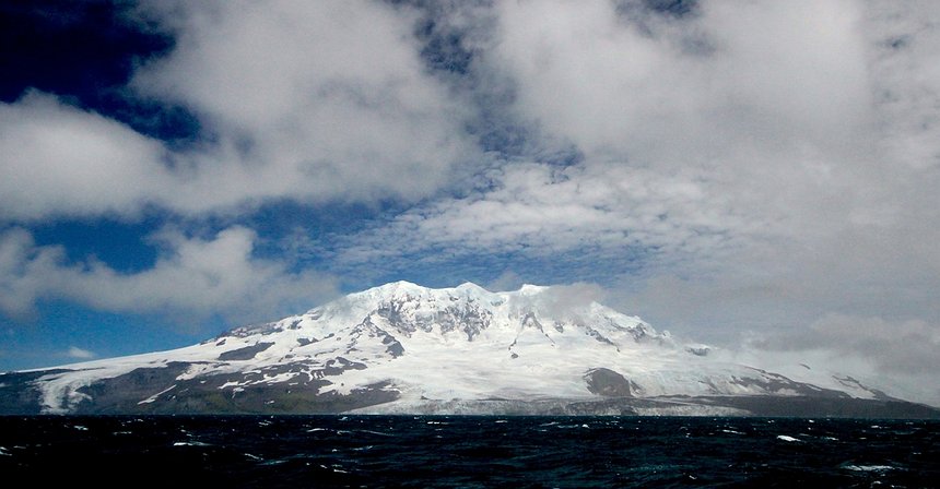 ثوران البركان بين الجليد. تقرير مصور
