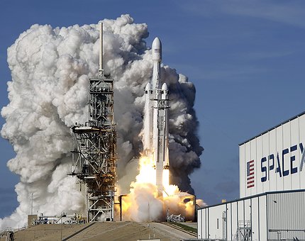 SpaceX lanza con éxito el Falcon Heavy