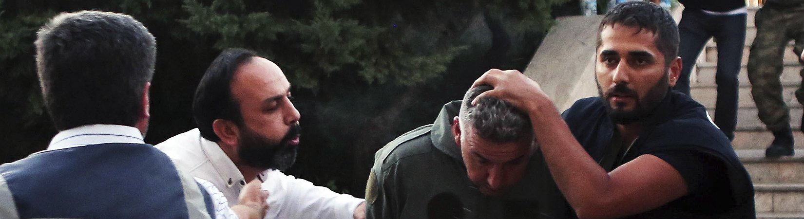 Turquia conduz detenções em massa no seguimento de golpe militar falhado