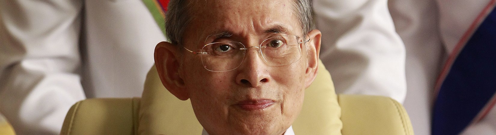 Cosa ne sarà della monarchia thailandese ora che il re è morto?