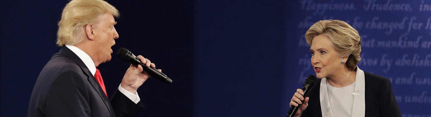 Donald Trump a um ponto de distância de Hillary Clinton
