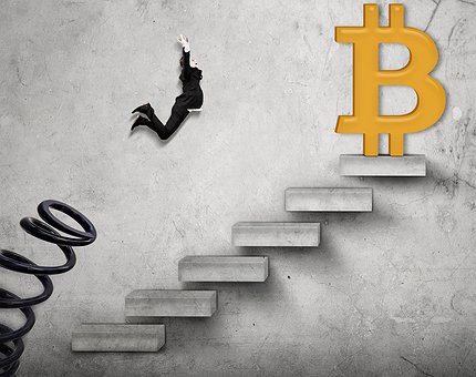 Il prezzo del bitcoin continua a salire, sfiorati i 7500 $