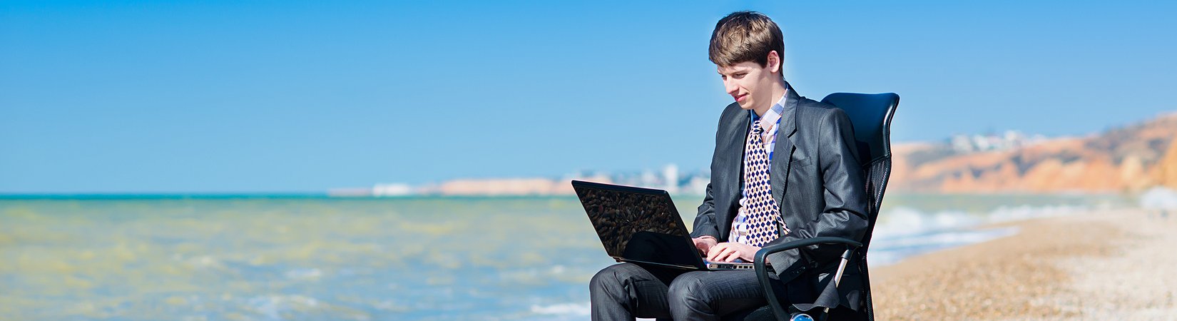 المكتب فارغ والعمل على قدم وساق