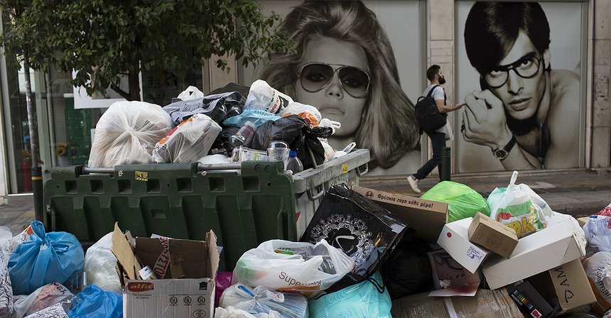 Foto: lixo se acumula nas ruas de várias cidades gregas
