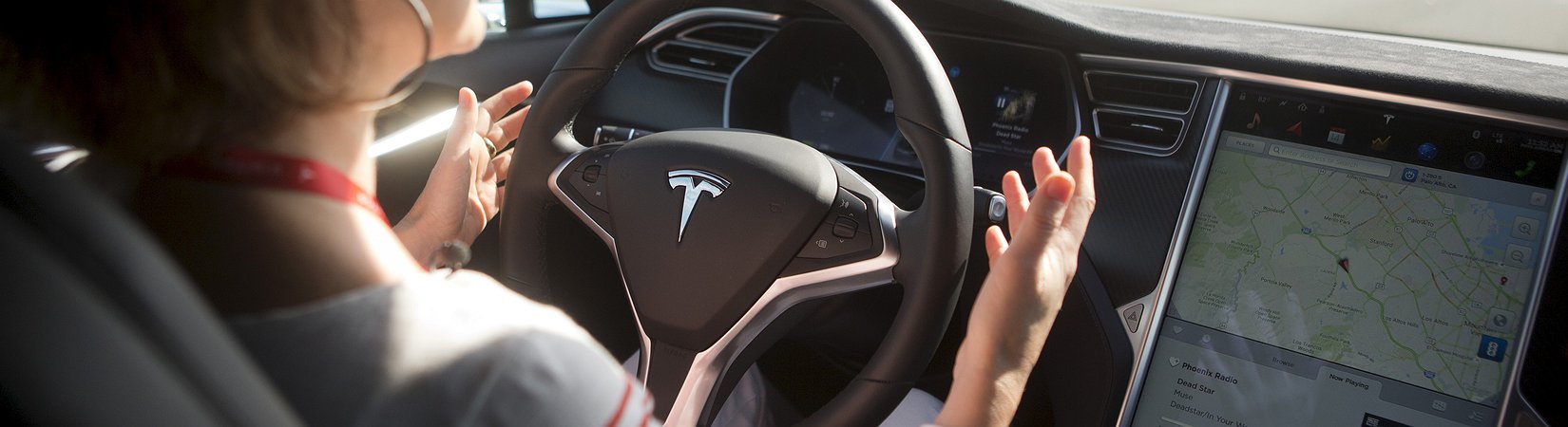 A Tesla torna o seu Model S num veículo quase autónomo