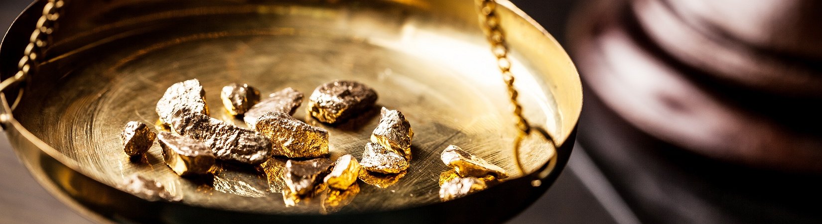 سعر الذهب يصعد مع هبوط سعر "الذهب الأسود"