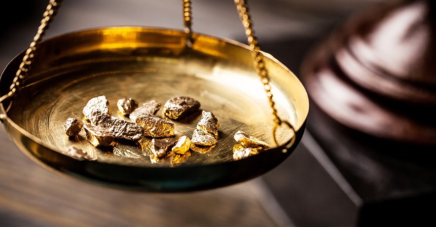 سعر الذهب يصعد مع هبوط سعر "الذهب الأسود"