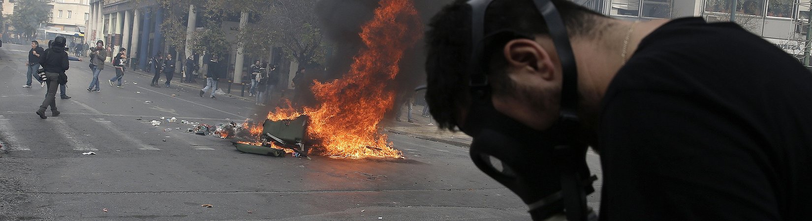 Grecia, agricoltori assaltano il Ministero