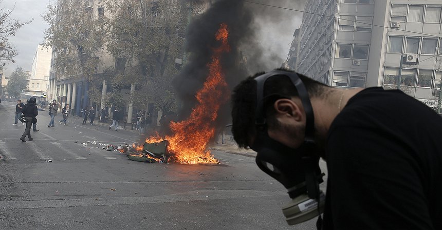 FOTOS: Los agricultores griegos irrumpen en el ministerio