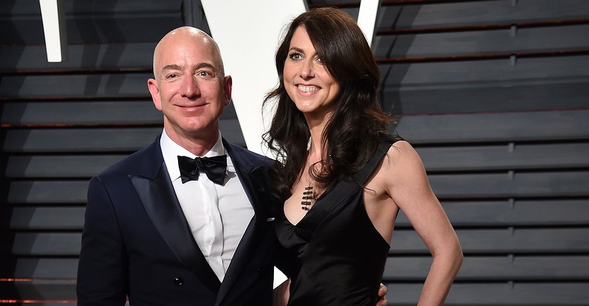 قصة ماكنزي بيزوس الأديبة وزوجة أغنى إنسان في العالم