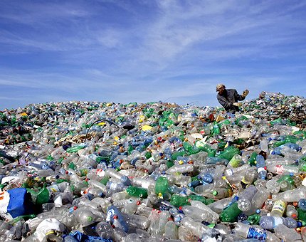 Mundo produziu montanha de plástico do tamanho do Everest desde 1950