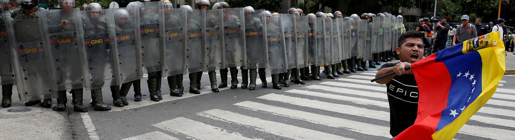 Las fuerzas de seguridad venezolanas reprimen una marcha contra Maduro
