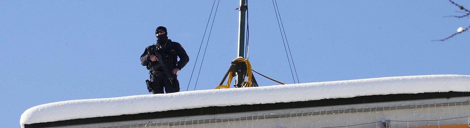 La Svizzera ha votato a favore dei limiti ai frontalieri e di maggiori poteri di sorveglianza al governo