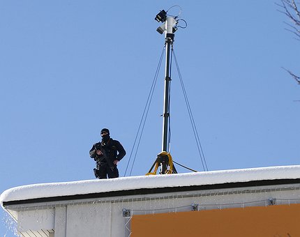 La Svizzera ha votato a favore dei limiti ai frontalieri e di maggiori poteri di sorveglianza al governo