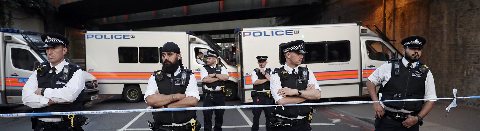 Un furgone investe i fedeli fuori da una moschea a Londra